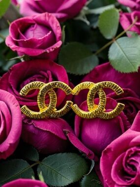 Vintage Chanel CC 24k gold plated clip on earrings